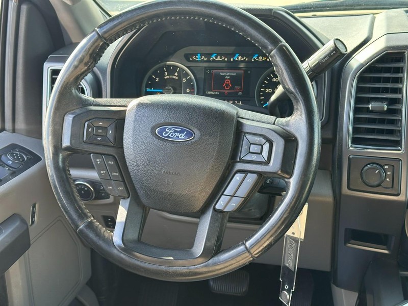 Ford F-150 Vehicle Full-screen Gallery Image 12