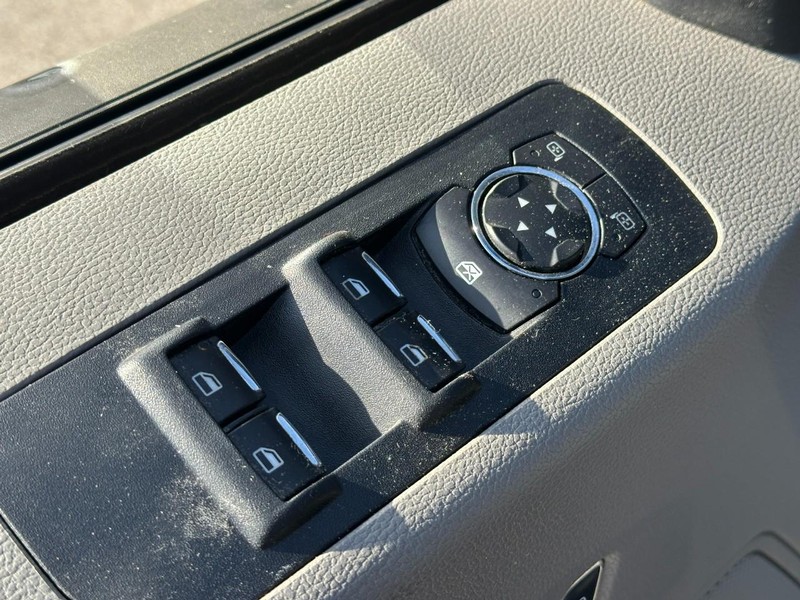 Ford F-150 Vehicle Full-screen Gallery Image 16