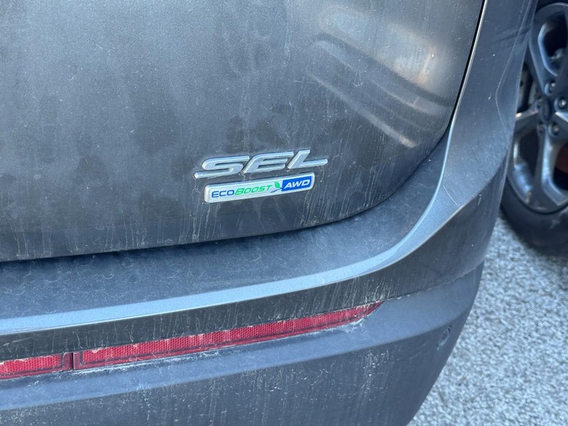 Ford Edge Vehicle Full-screen Gallery Image 4