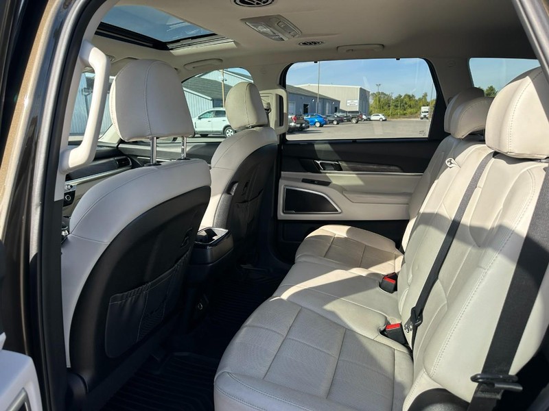 Kia Telluride Vehicle Full-screen Gallery Image 11