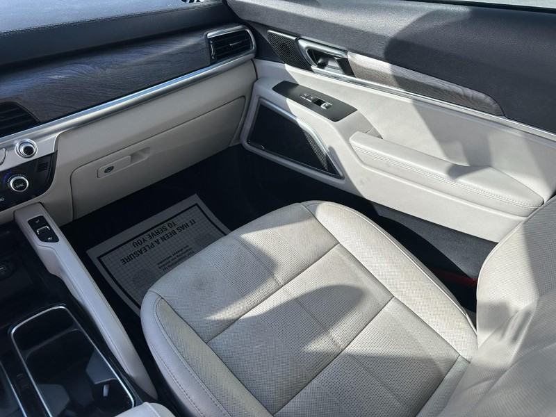 Kia Telluride Vehicle Full-screen Gallery Image 17