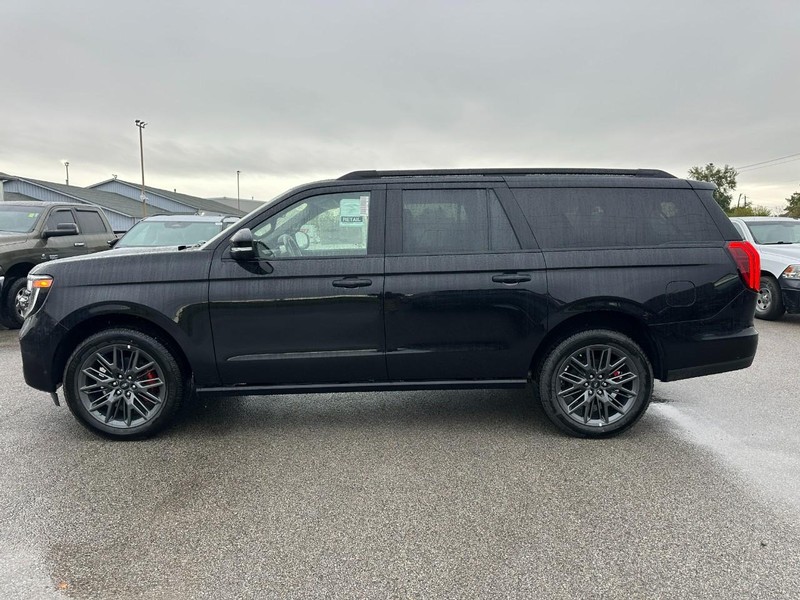 Ford Expedition Max Vehicle Full-screen Gallery Image 2