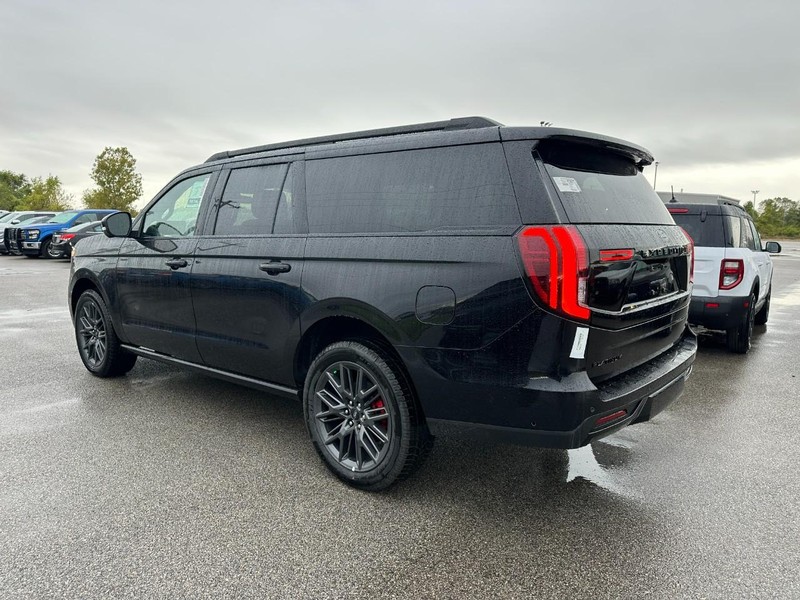 Ford Expedition Max Vehicle Full-screen Gallery Image 3