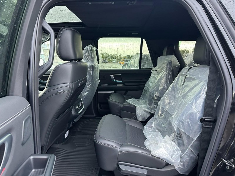 Ford Expedition Max Vehicle Full-screen Gallery Image 4