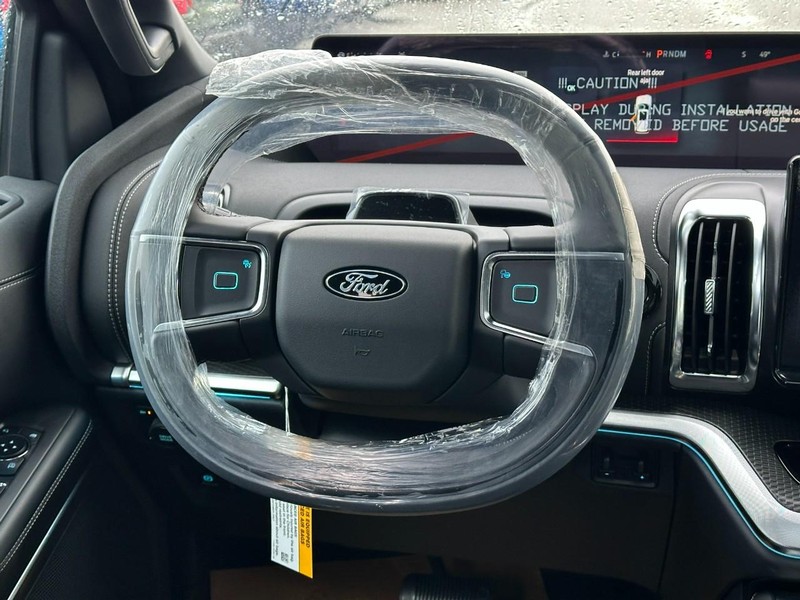 Ford Expedition Max Vehicle Full-screen Gallery Image 8