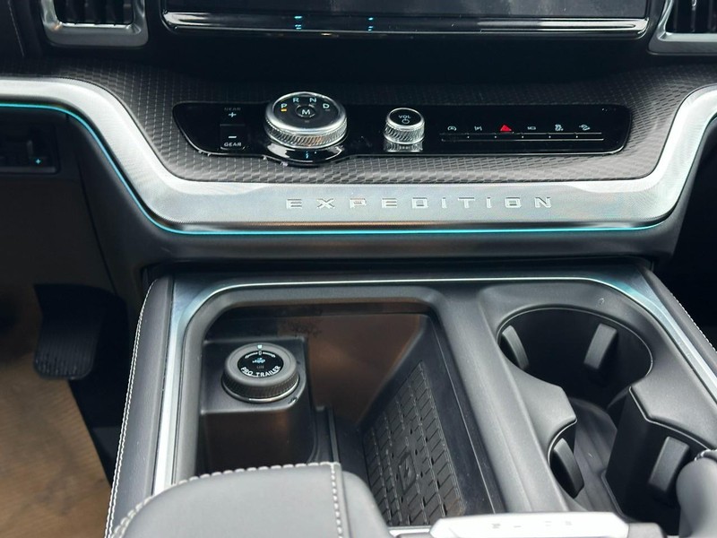 Ford Expedition Max Vehicle Full-screen Gallery Image 10