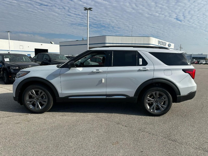 Ford Explorer Vehicle Full-screen Gallery Image 2