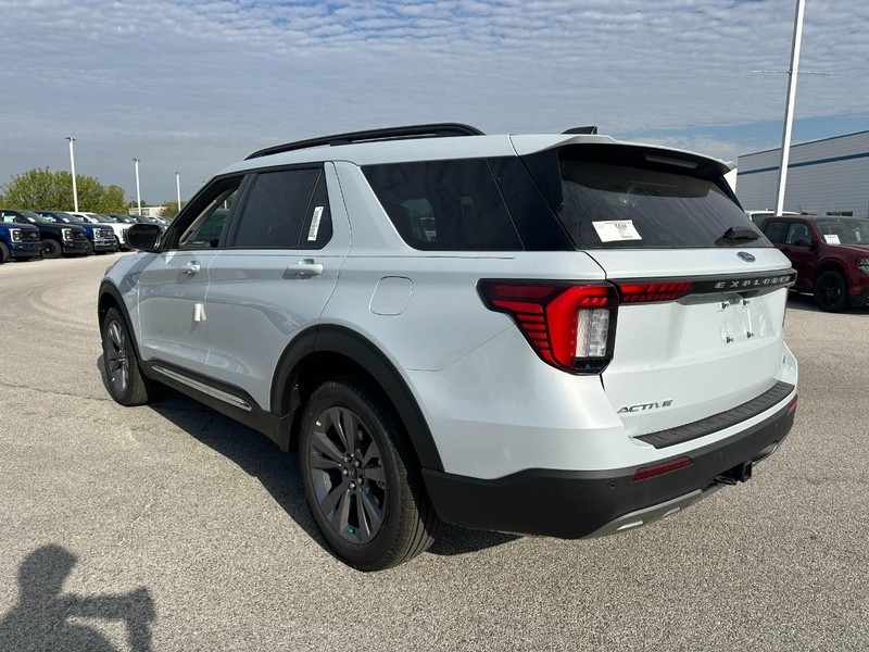 Ford Explorer Vehicle Full-screen Gallery Image 3