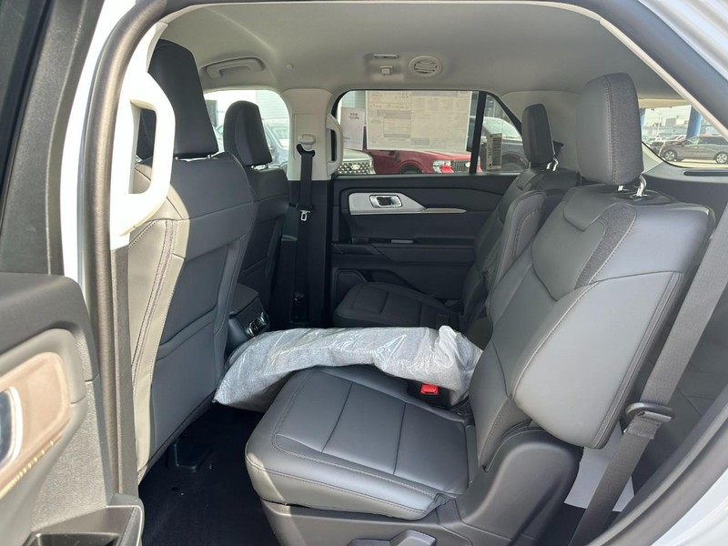 Ford Explorer Vehicle Full-screen Gallery Image 5