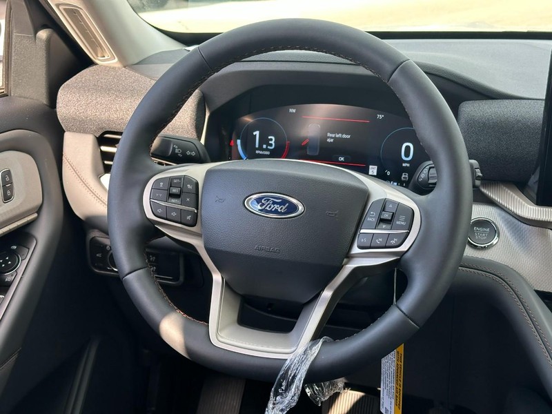 Ford Explorer Vehicle Full-screen Gallery Image 7