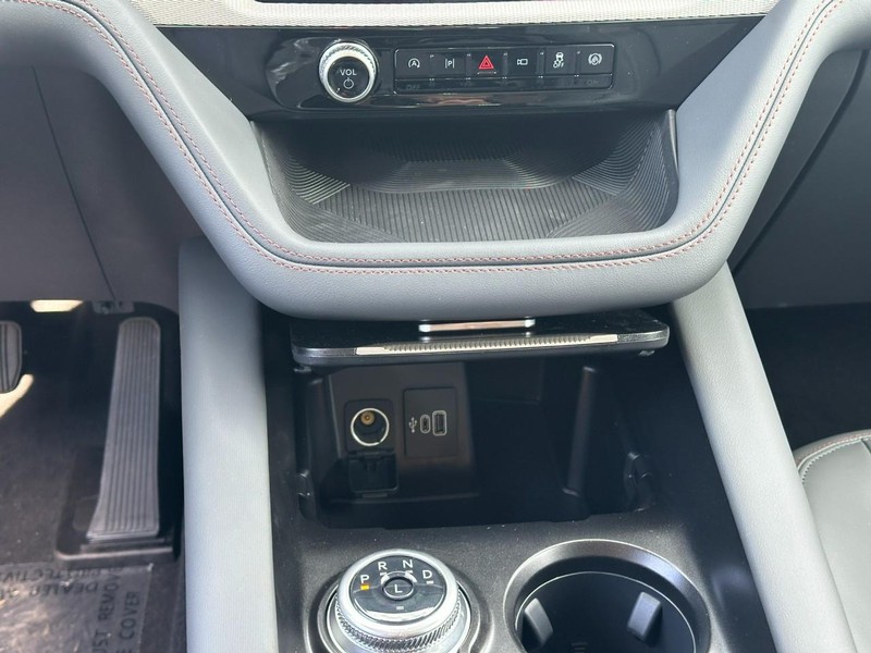 Ford Explorer Vehicle Full-screen Gallery Image 9