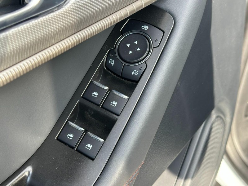 Ford Explorer Vehicle Full-screen Gallery Image 10