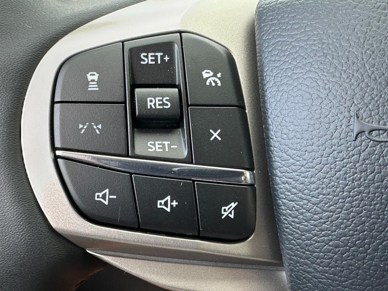 Ford Explorer Vehicle Full-screen Gallery Image 12