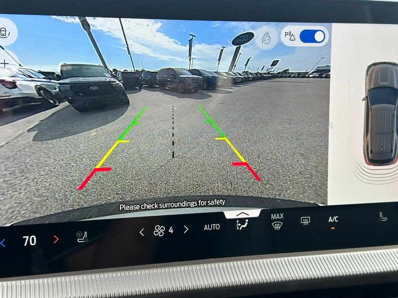 Ford Explorer Vehicle Full-screen Gallery Image 15