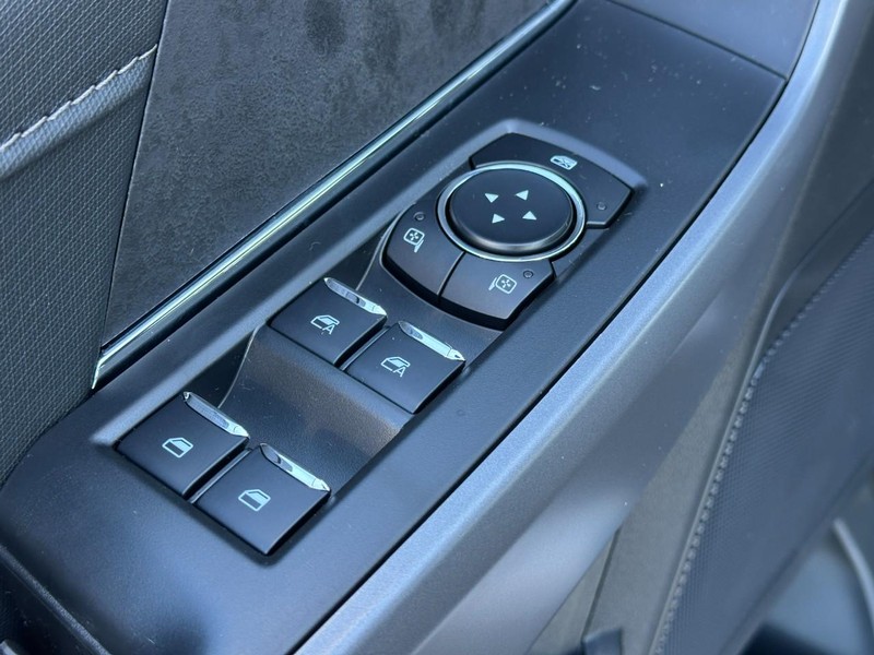 Ford F-150 Vehicle Full-screen Gallery Image 9