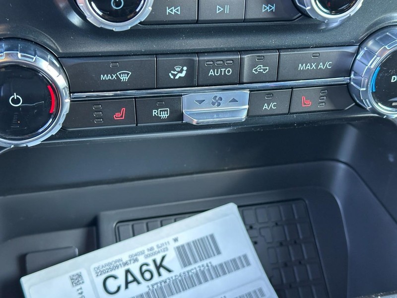 Ford F-150 Vehicle Full-screen Gallery Image 14