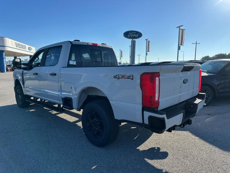 Ford Super Duty F-250 SRW Vehicle Full-screen Gallery Image 3