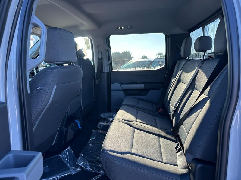 Ford Super Duty F-250 SRW Vehicle Full-screen Gallery Image 4