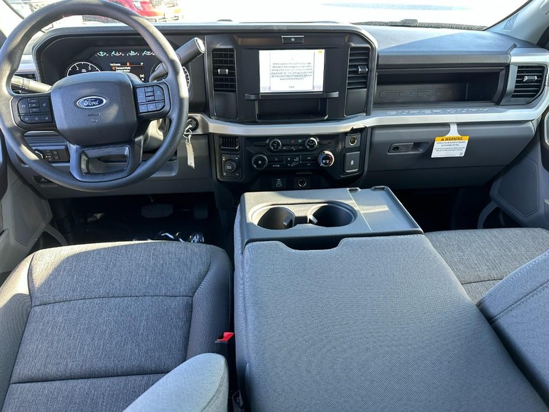 Ford Super Duty F-250 SRW Vehicle Full-screen Gallery Image 5