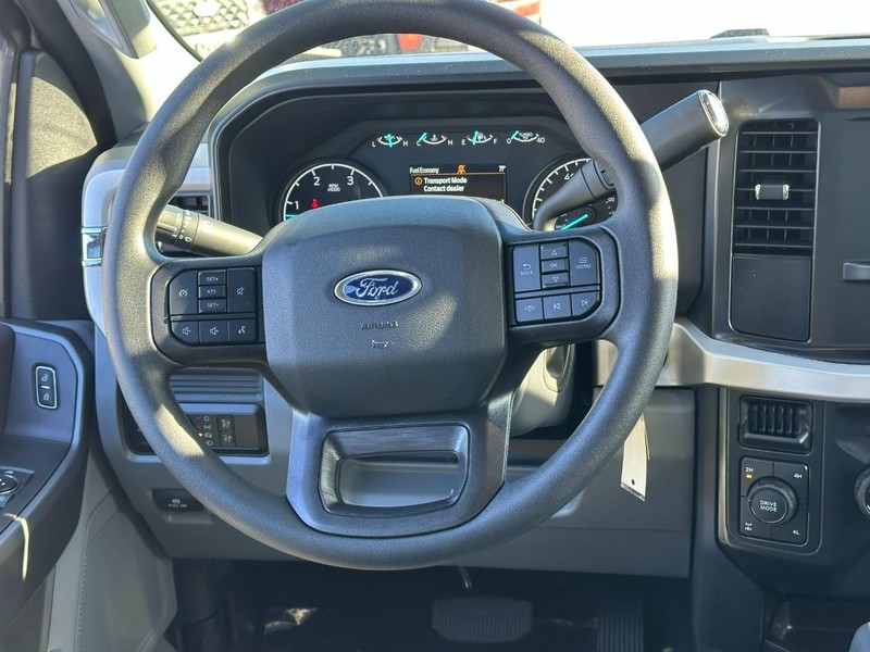 Ford Super Duty F-250 SRW Vehicle Full-screen Gallery Image 6
