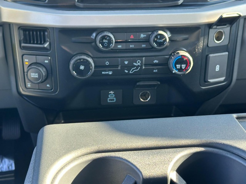 Ford Super Duty F-250 SRW Vehicle Full-screen Gallery Image 8