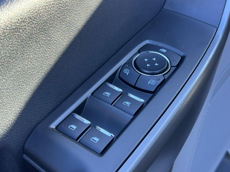 Ford Super Duty F-250 SRW Vehicle Full-screen Gallery Image 9