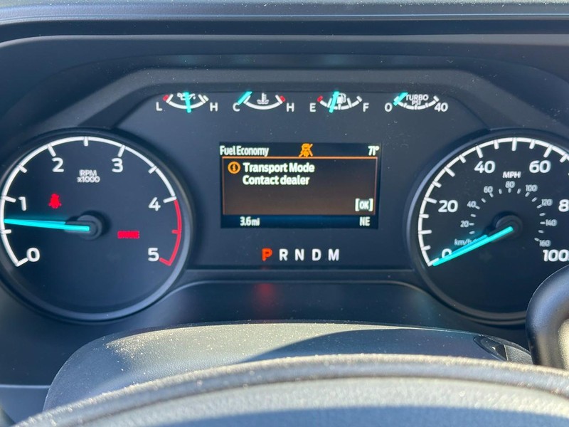 Ford Super Duty F-250 SRW Vehicle Full-screen Gallery Image 13