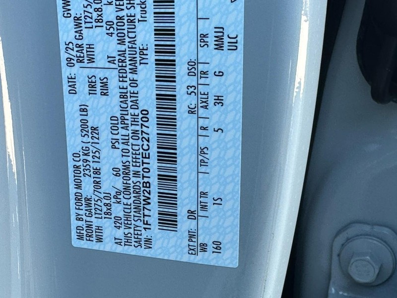 Ford Super Duty F-250 SRW Vehicle Full-screen Gallery Image 15