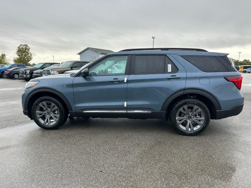 Ford Explorer Vehicle Full-screen Gallery Image 2
