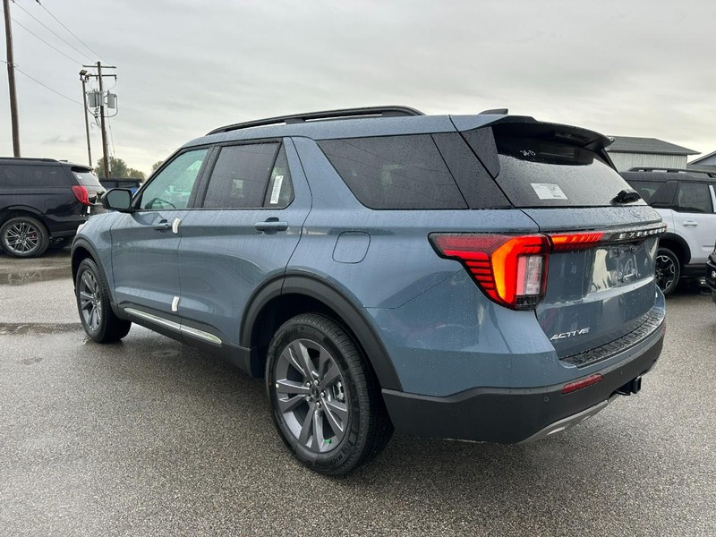 Ford Explorer Vehicle Full-screen Gallery Image 3