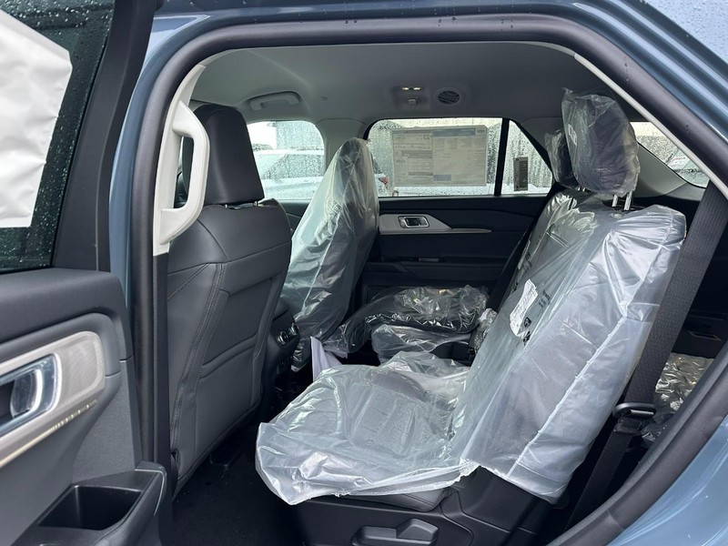 Ford Explorer Vehicle Full-screen Gallery Image 4