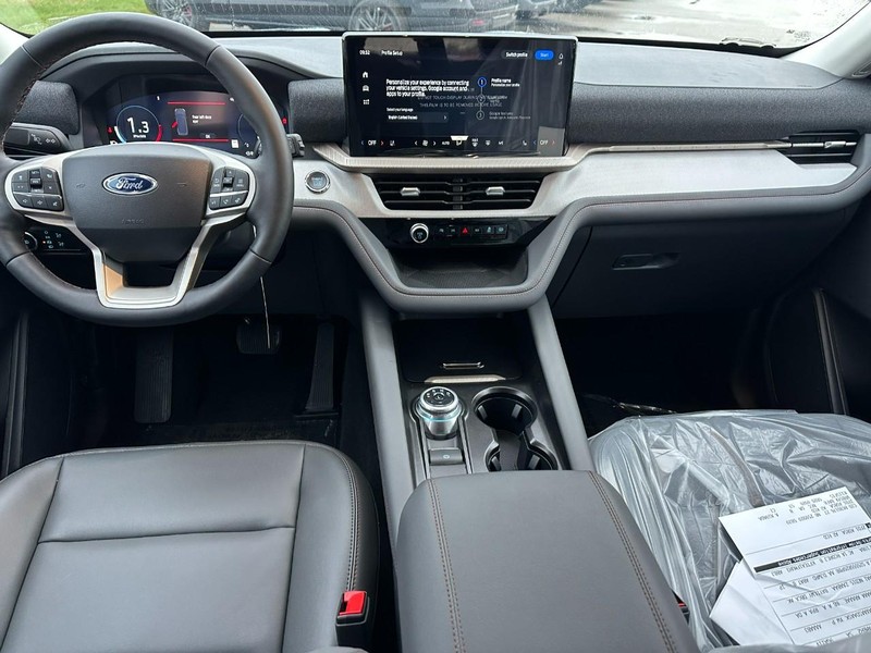 Ford Explorer Vehicle Full-screen Gallery Image 5