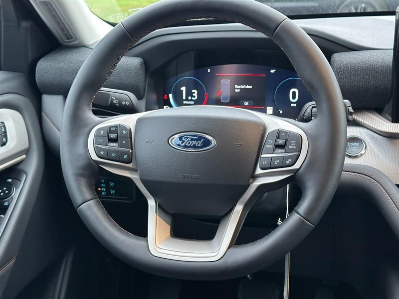 Ford Explorer Vehicle Full-screen Gallery Image 6