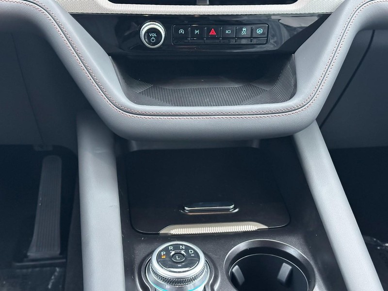 Ford Explorer Vehicle Full-screen Gallery Image 8