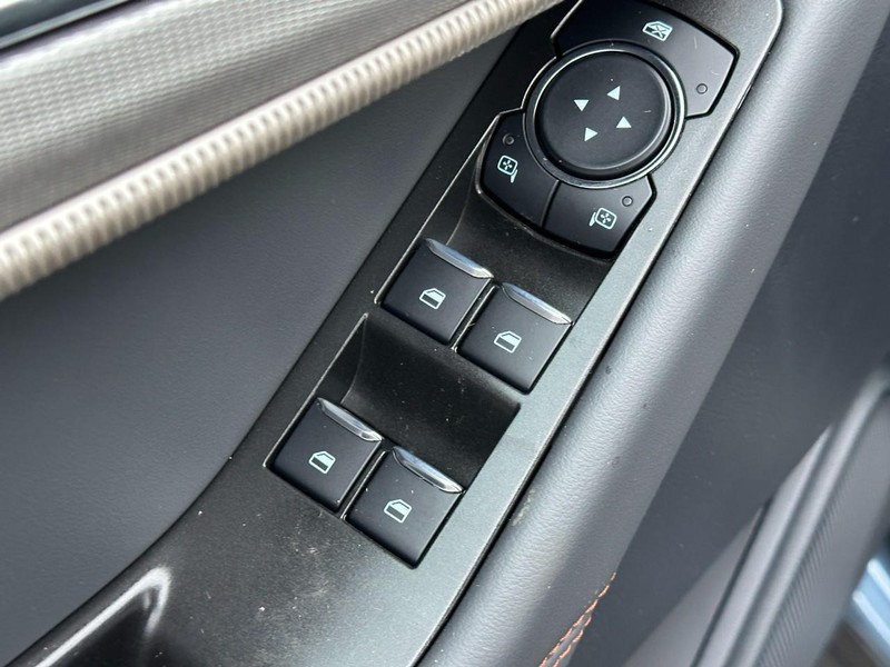 Ford Explorer Vehicle Full-screen Gallery Image 9