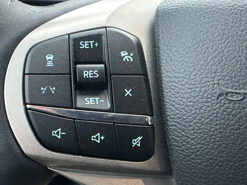 Ford Explorer Vehicle Full-screen Gallery Image 11