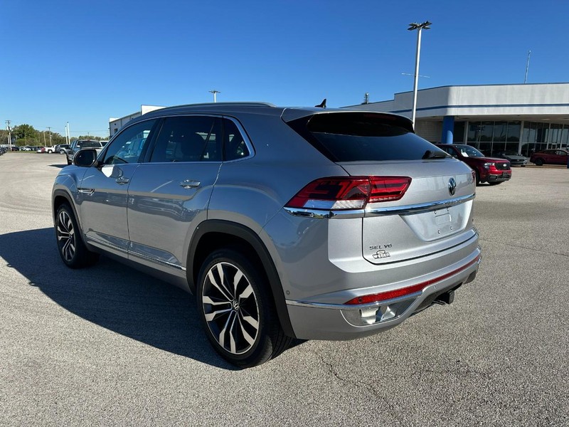 Volkswagen Atlas Cross Sport Vehicle Full-screen Gallery Image 3