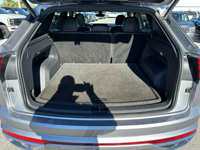 Volkswagen Atlas Cross Sport Vehicle Full-screen Gallery Image 5