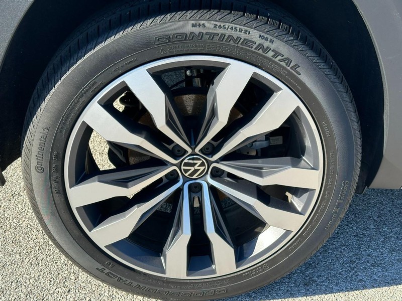 Volkswagen Atlas Cross Sport Vehicle Full-screen Gallery Image 6