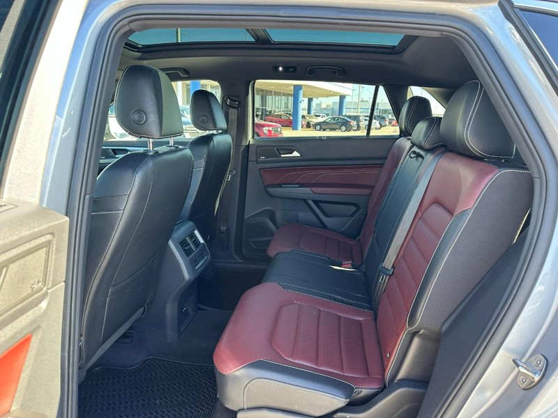 Volkswagen Atlas Cross Sport Vehicle Full-screen Gallery Image 10