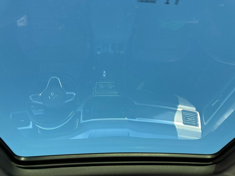 Volkswagen Atlas Cross Sport Vehicle Full-screen Gallery Image 11