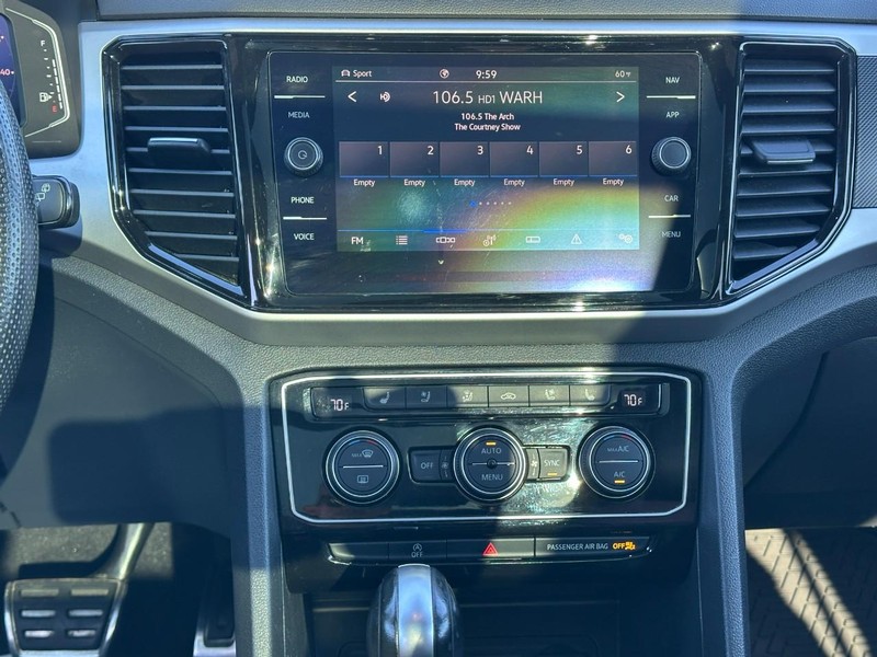 Volkswagen Atlas Cross Sport Vehicle Full-screen Gallery Image 14