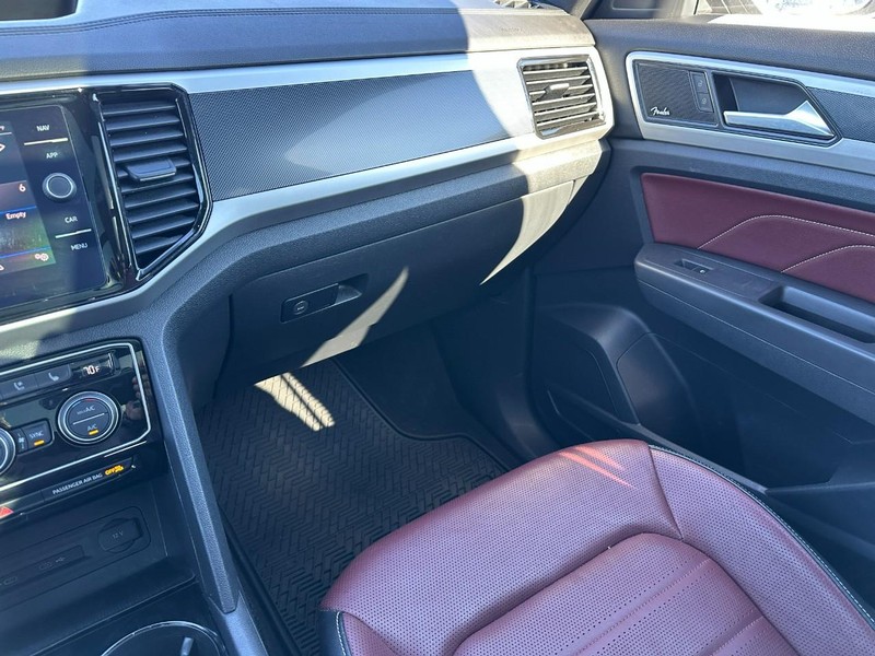 Volkswagen Atlas Cross Sport Vehicle Full-screen Gallery Image 16