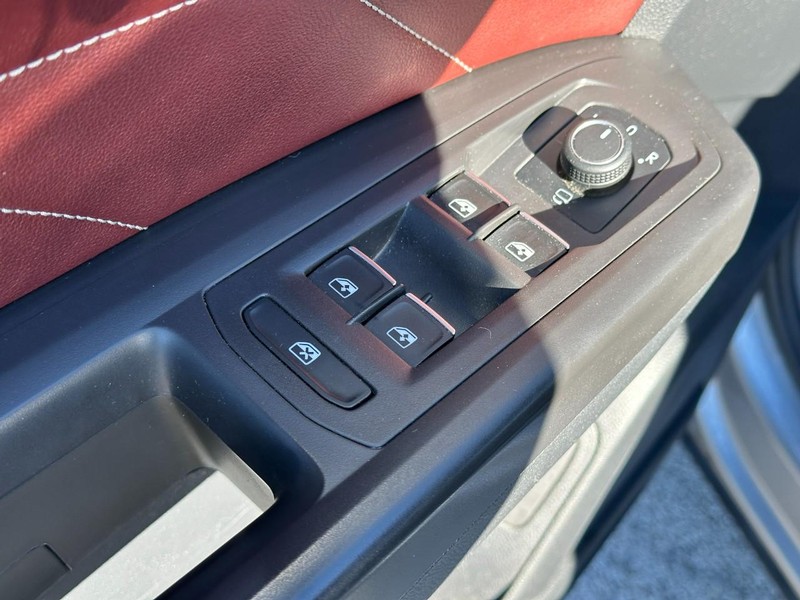 Volkswagen Atlas Cross Sport Vehicle Full-screen Gallery Image 17