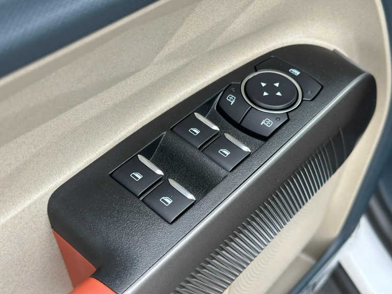 Ford Maverick Vehicle Full-screen Gallery Image 10