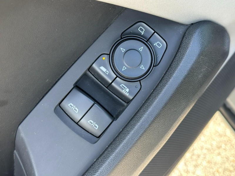 Chevrolet Camaro Vehicle Full-screen Gallery Image 12