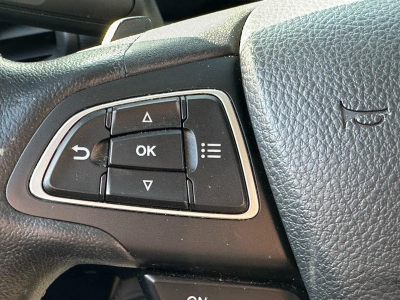 Ford EcoSport Vehicle Full-screen Gallery Image 18