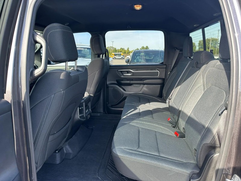 Ram 1500 Vehicle Full-screen Gallery Image 10