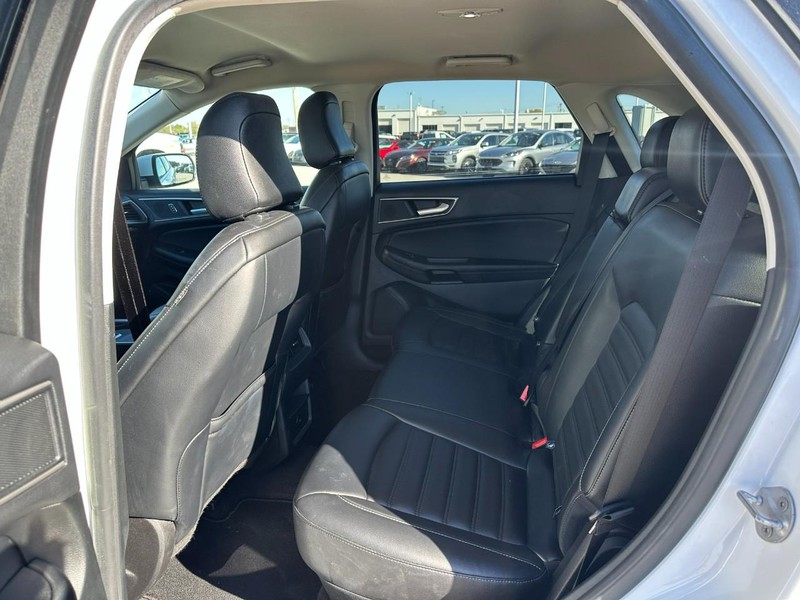 Ford Edge Vehicle Full-screen Gallery Image 10