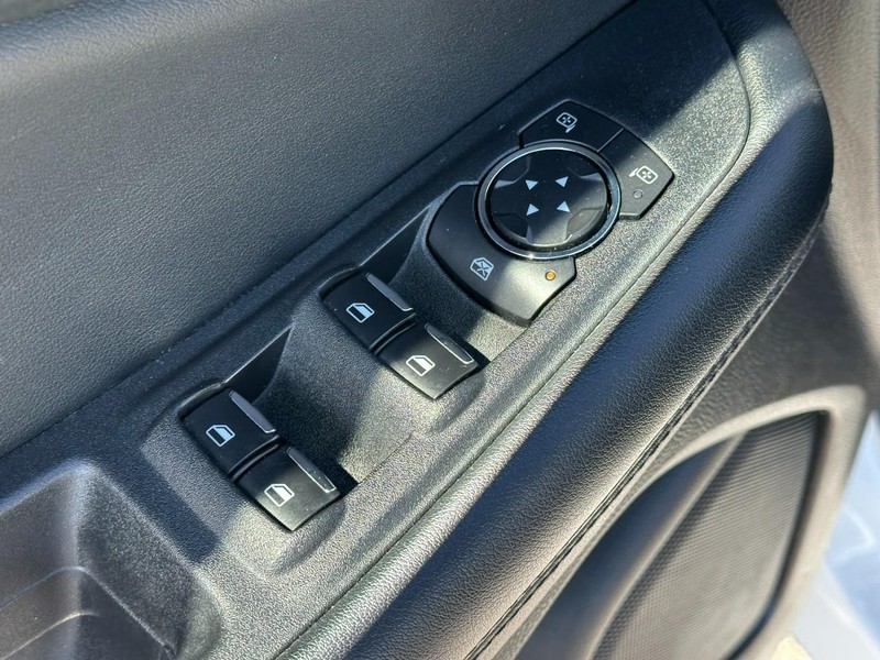 Ford Edge Vehicle Full-screen Gallery Image 16